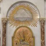 ...cos� come a Santa Lucia, sul quale campeggia un �occhio della provvidenza� realizzato in marmo